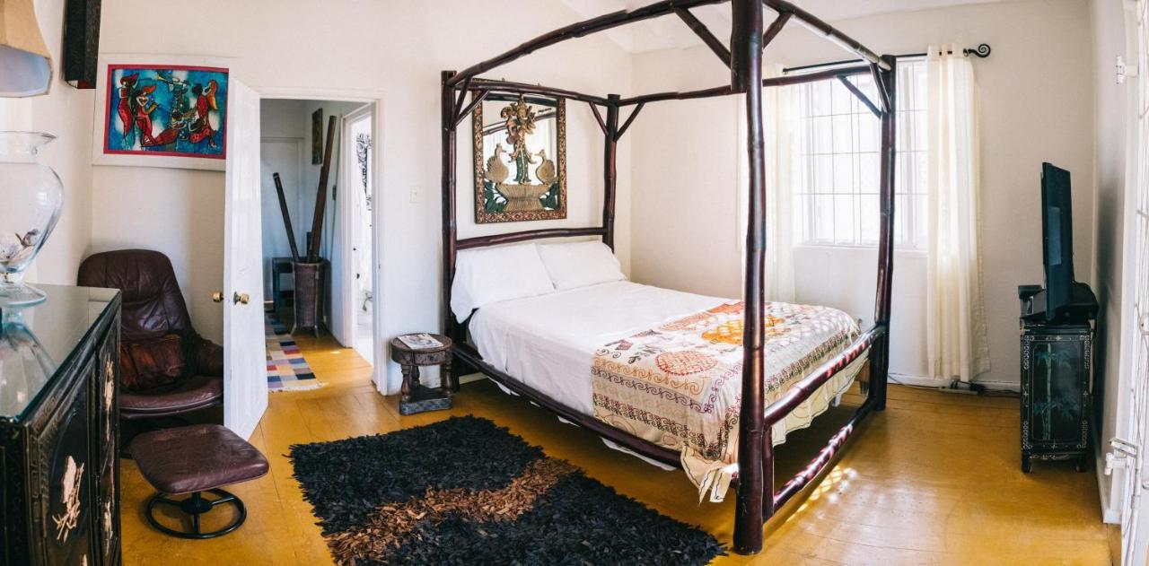Mikuzi Hotel Кингстън Екстериор снимка